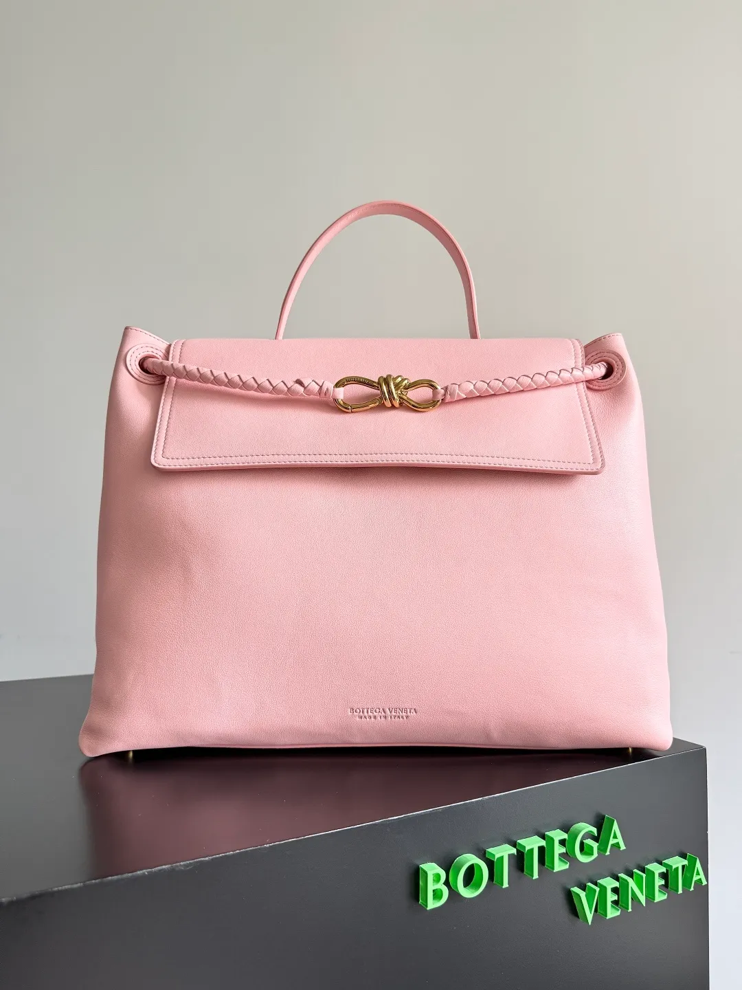 Batch 3160 BottegaVeneta Latest Ciao Ciao Bag Silky cowhide two-way flap handbag with signature twist detail, hidden hook closure, flap can be fastened to the front or attached to the INTRECCIATO woven internal pocket, comes with an adjustable and removable crossbody strap, internal compartment, and also features a zippered pocket. The surprise flap has various shapes. Style 1 - Cover the bag surface, exposing the knot and knot decoration. Style 2 - Place the flap inside the bag. A buckle is also designed. Style 3 - The U-shaped position of the top handle in the hand bag. Style No.: 826195 Size: 42*32*15cm
